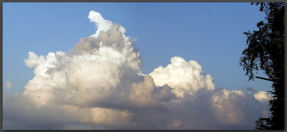 Wie eine Mauer am Himmel