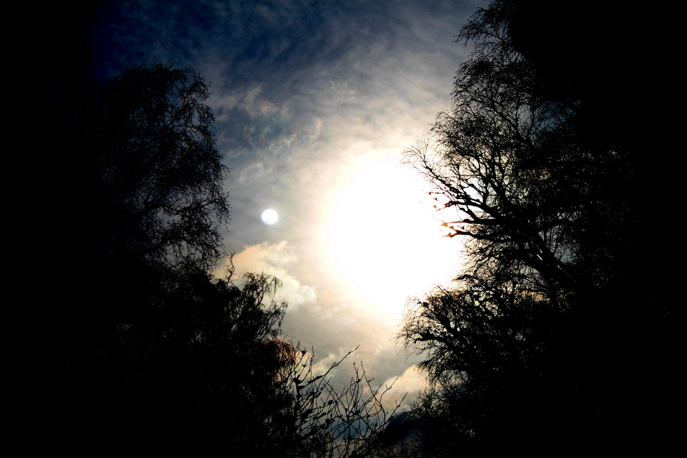 wie klein der Mond neben der Sonne ist...