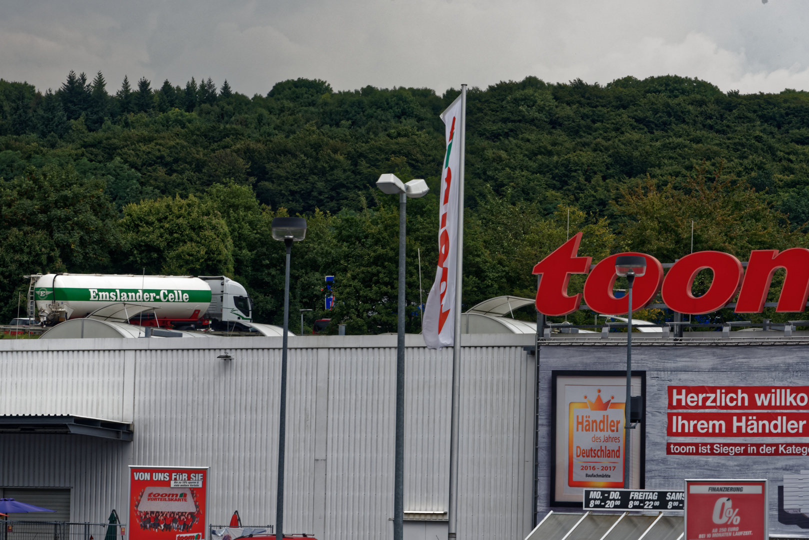 Wie kommt der LKW aufs Baumarktdach?