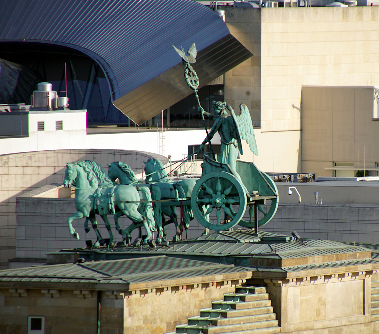 Wie man die Quadriga vom Reichstagsdach aus sieht