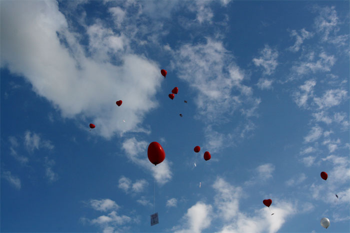 Wie nennt man aufsteigende Luftballonherzen?