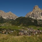 Wie riesig ist der 2655 m hohe Sassongher Hausberg (rechts im Bild) von Corvara, im Morgenlicht.