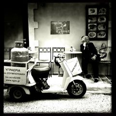 wie schreibt sich " Vespa " auf griechisch ???