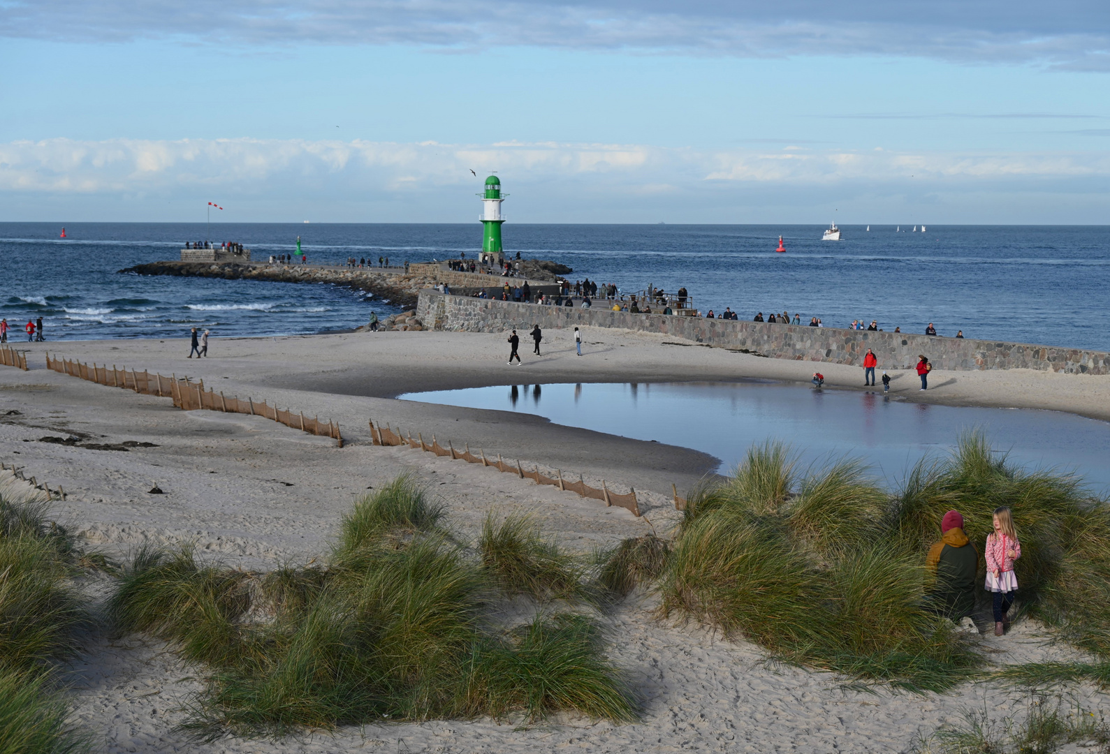 ... wie sieht es nach der Sturmflut am Warnemünder Strand aus ...???...