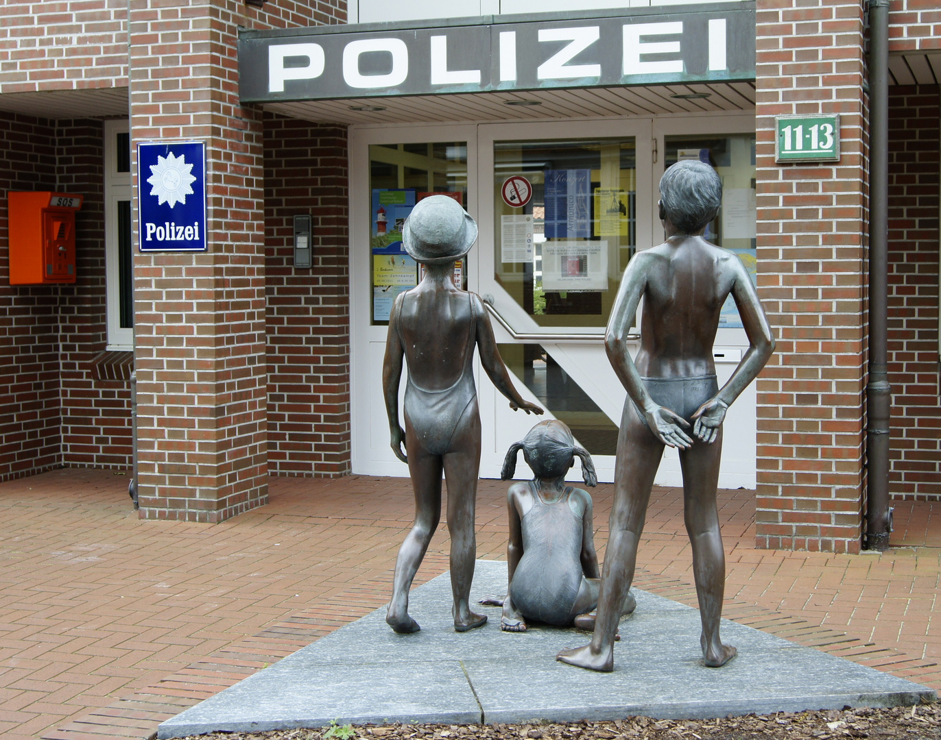 Wie versteinert vor der Polizei ....