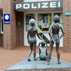 Wie versteinert vor der Polizei ....