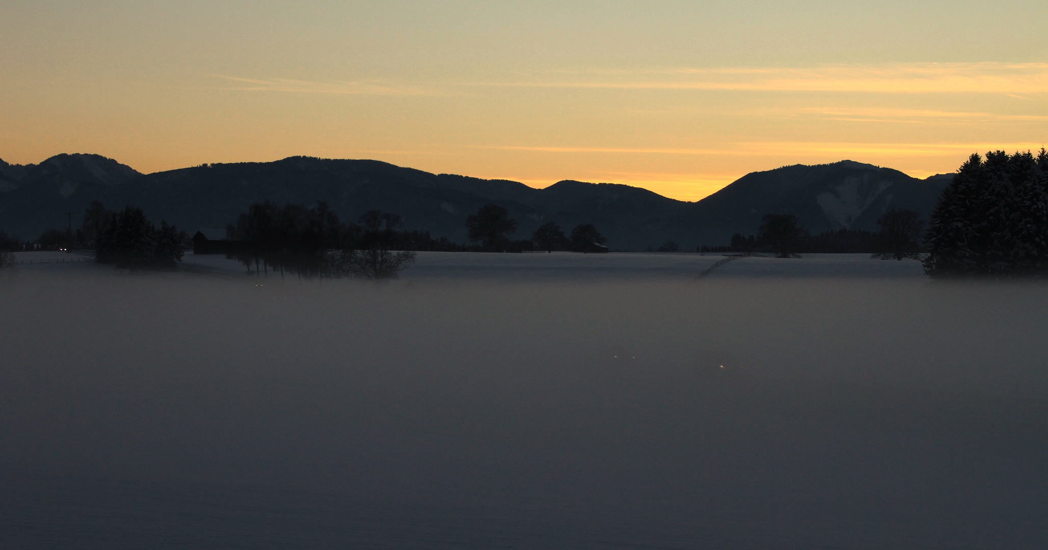 Wie viele Automobile sind im Nebel zu sehen?