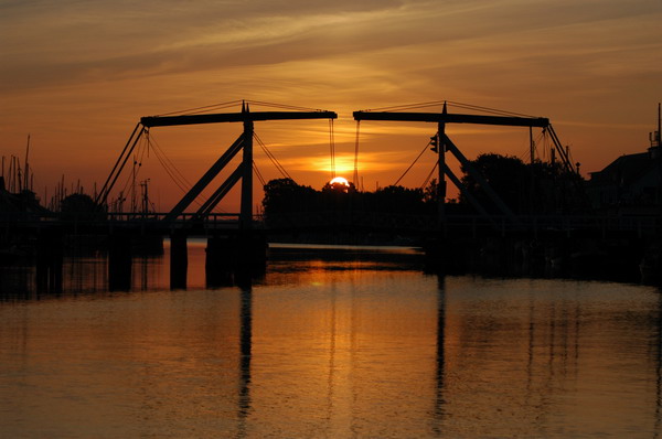 Wiecker Holzbrücke im Sonnenaufgang