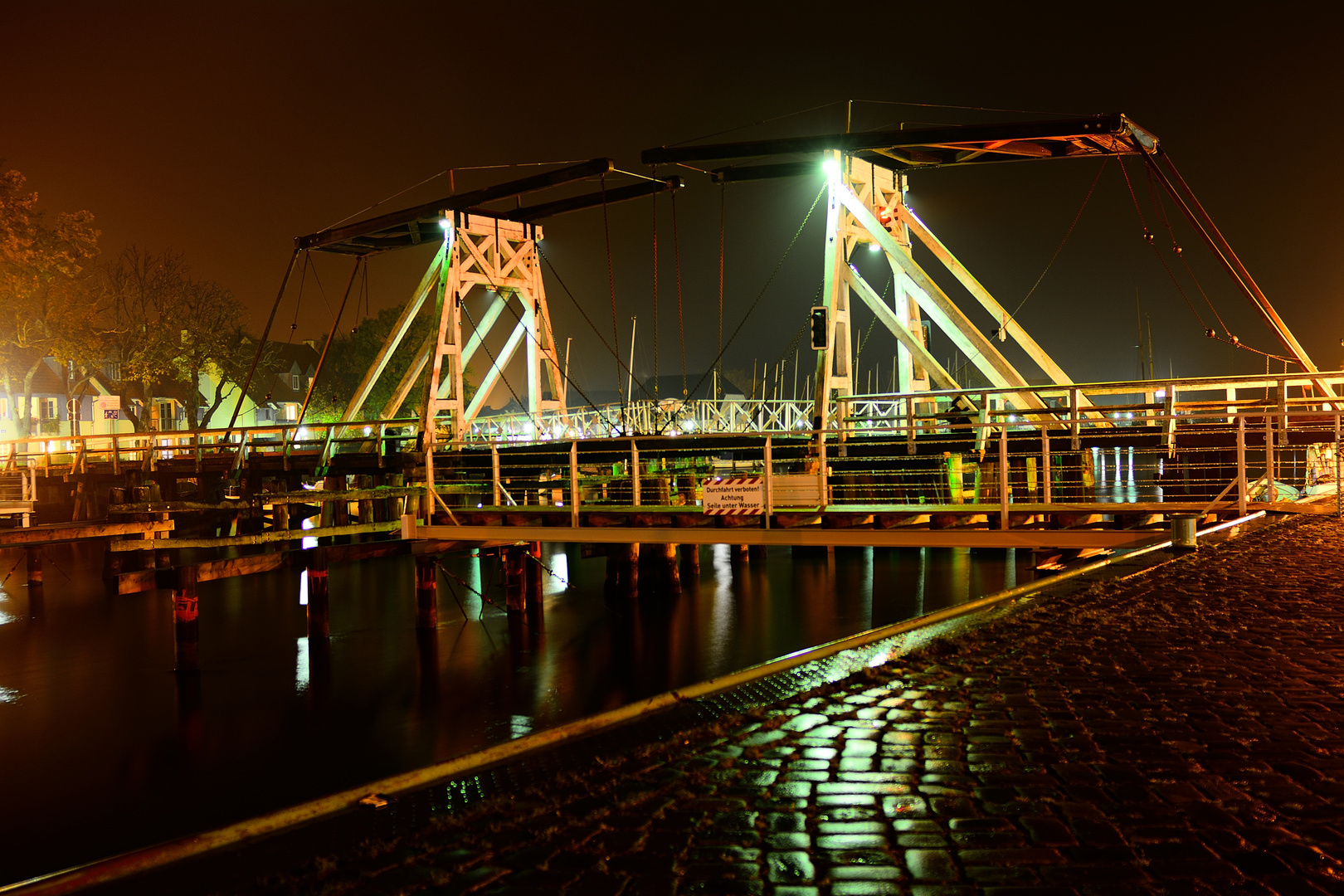 Wiecker Holzklappbrücke bei Nacht