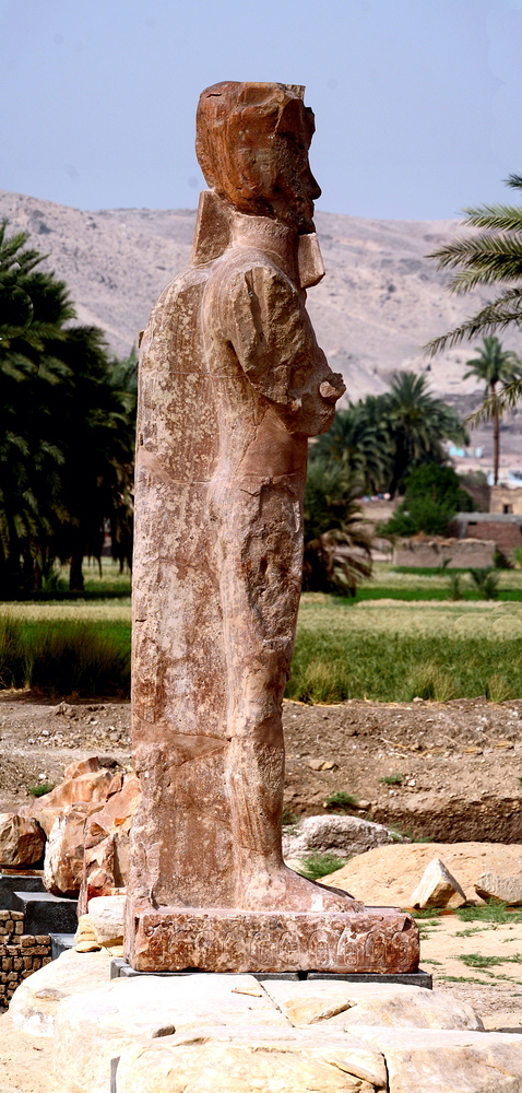 Wieder auferstanden ist die Riesenstatue knapp 100 Meter hinter den bekannten Memnos Kolossen …