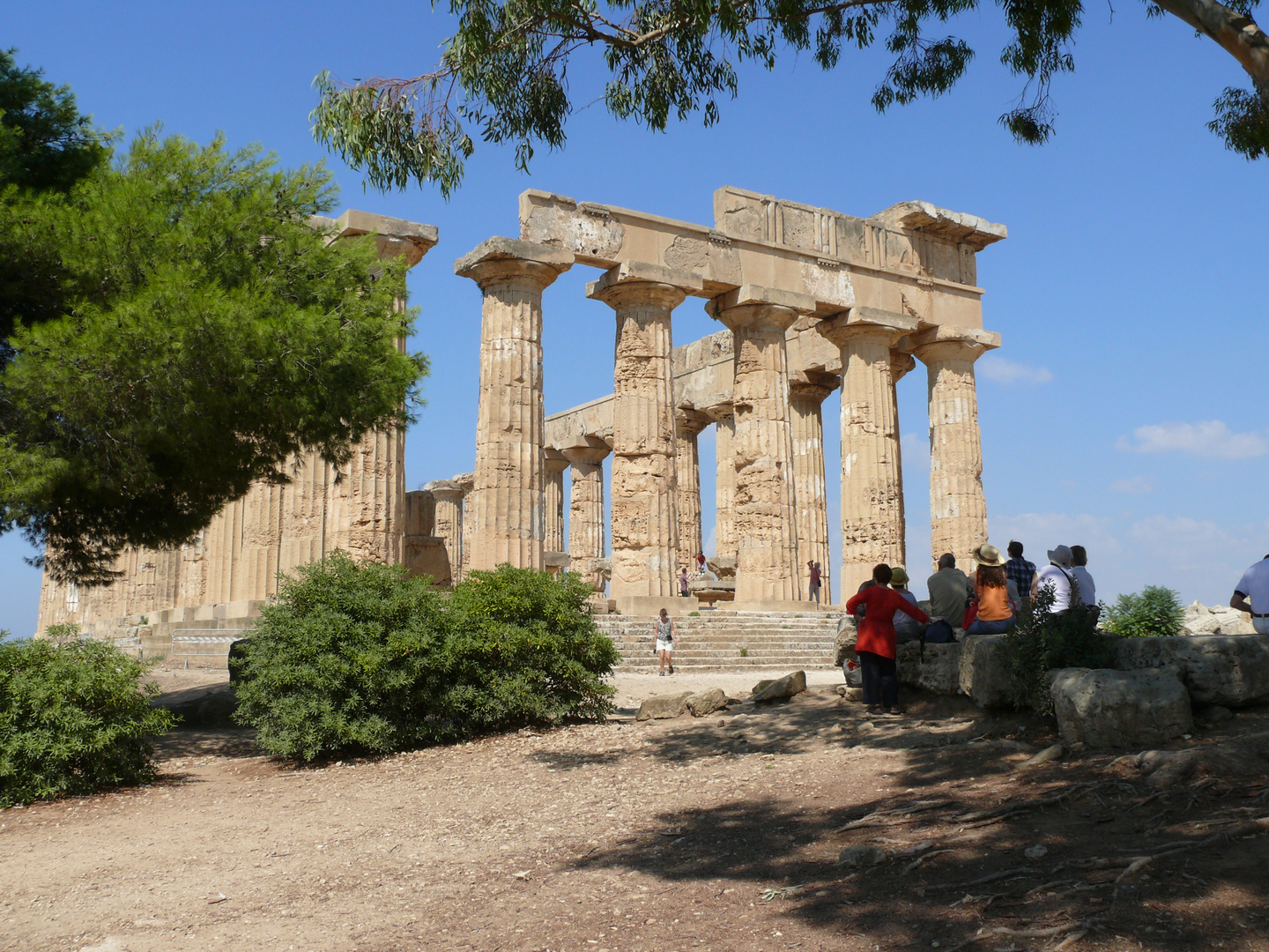 wieder aufgebauter griechischer tempel in selinunte -sizilien