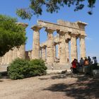 wieder aufgebauter griechischer tempel in selinunte -sizilien