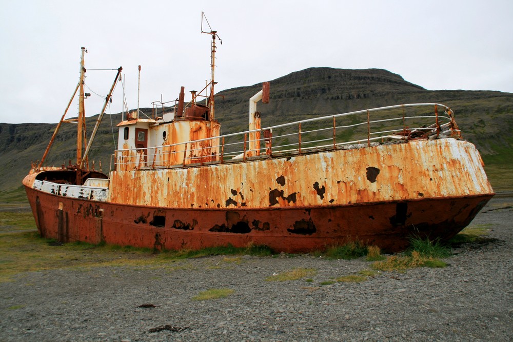 wieder mal das gestrandete erste Stahlschiff in Island -