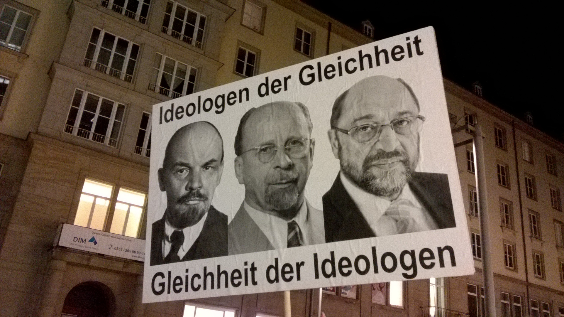 Wieder mal ein kreatives und treffendes Plakat bei Pegida