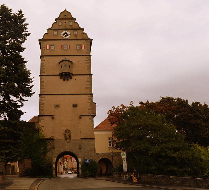 Wieder mal ein Turm mit Uhr