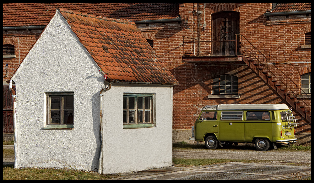 Wiegehäuschen und VW-Bulli