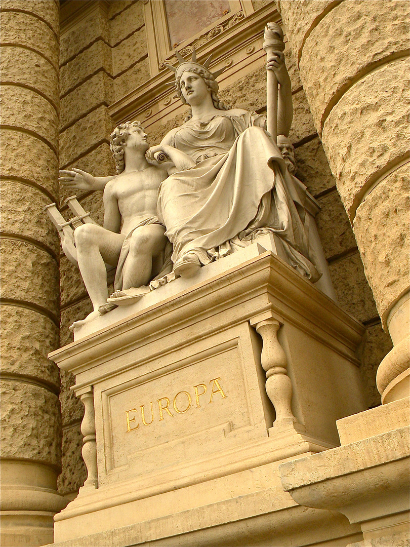 Wien 1: Die Statue "EUROPA" links vom Eingang des Naturhistorischen Museums in Wien