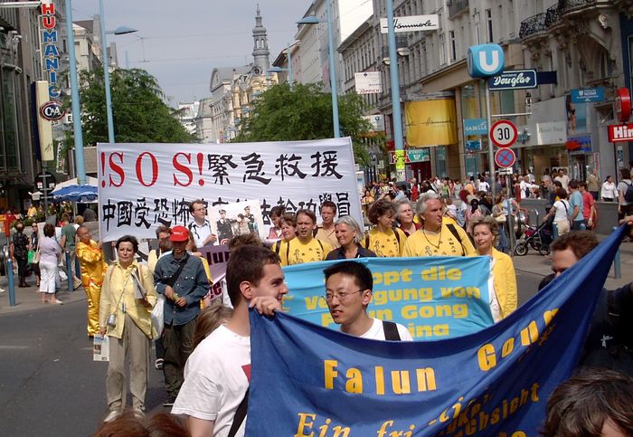 Wien am 19.6.2004: Demo gegen Folter in China