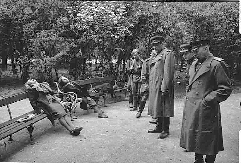 Wien, April 1945, meine Grossvater (dritte von rechts)