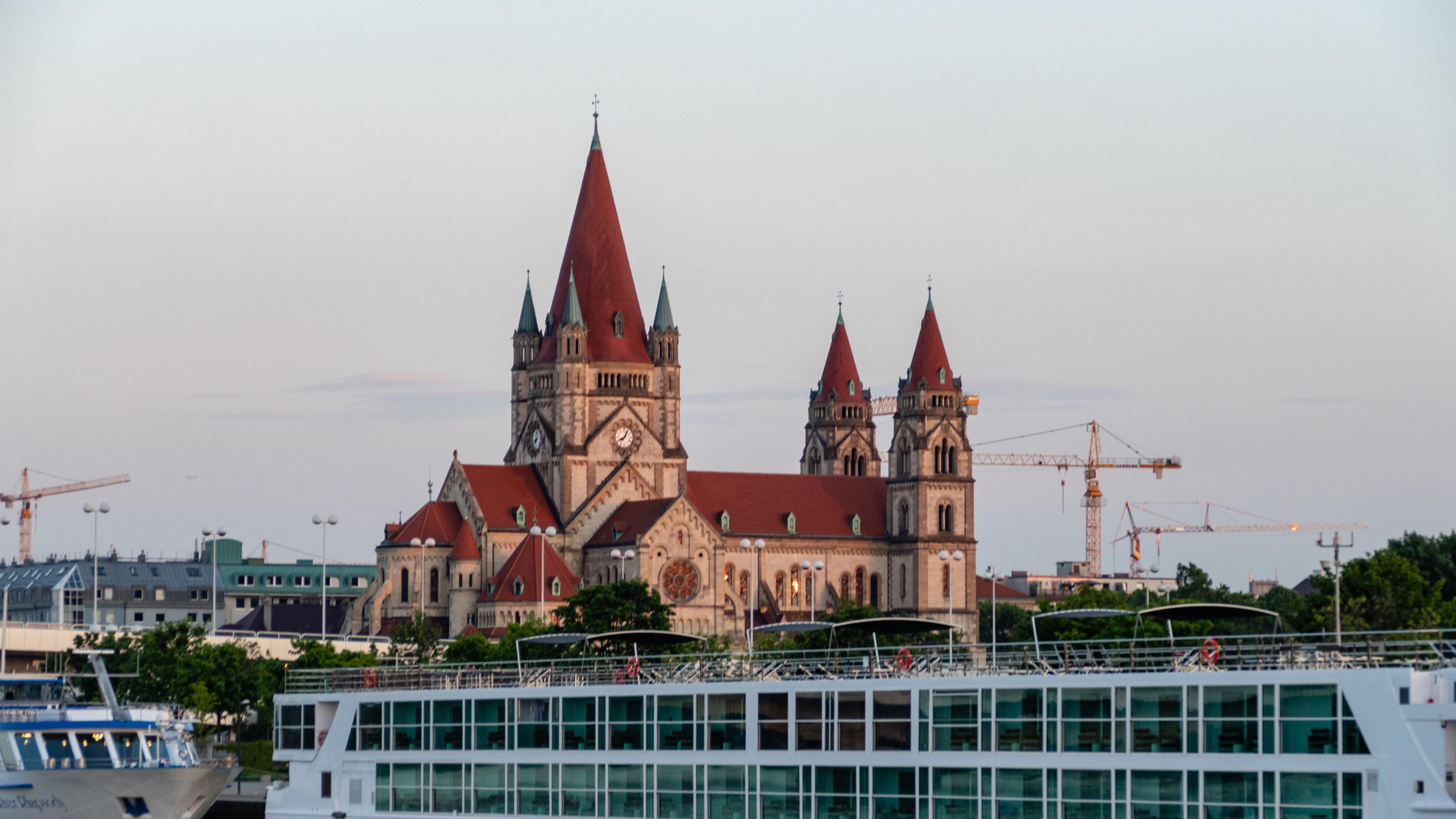 Wien  Blick zur Franz-von-Assisi-Kirche