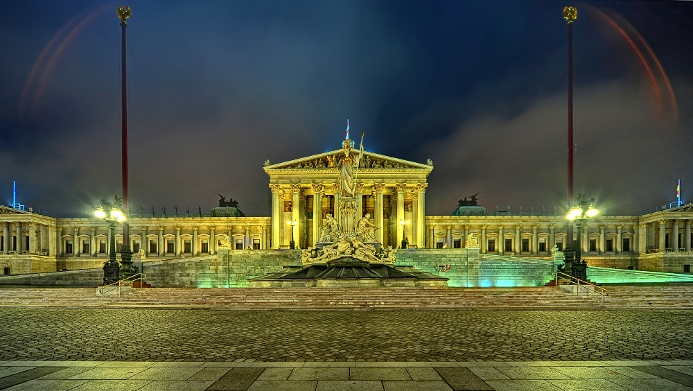 WIEN - Die Göttin der Weisheit davor....