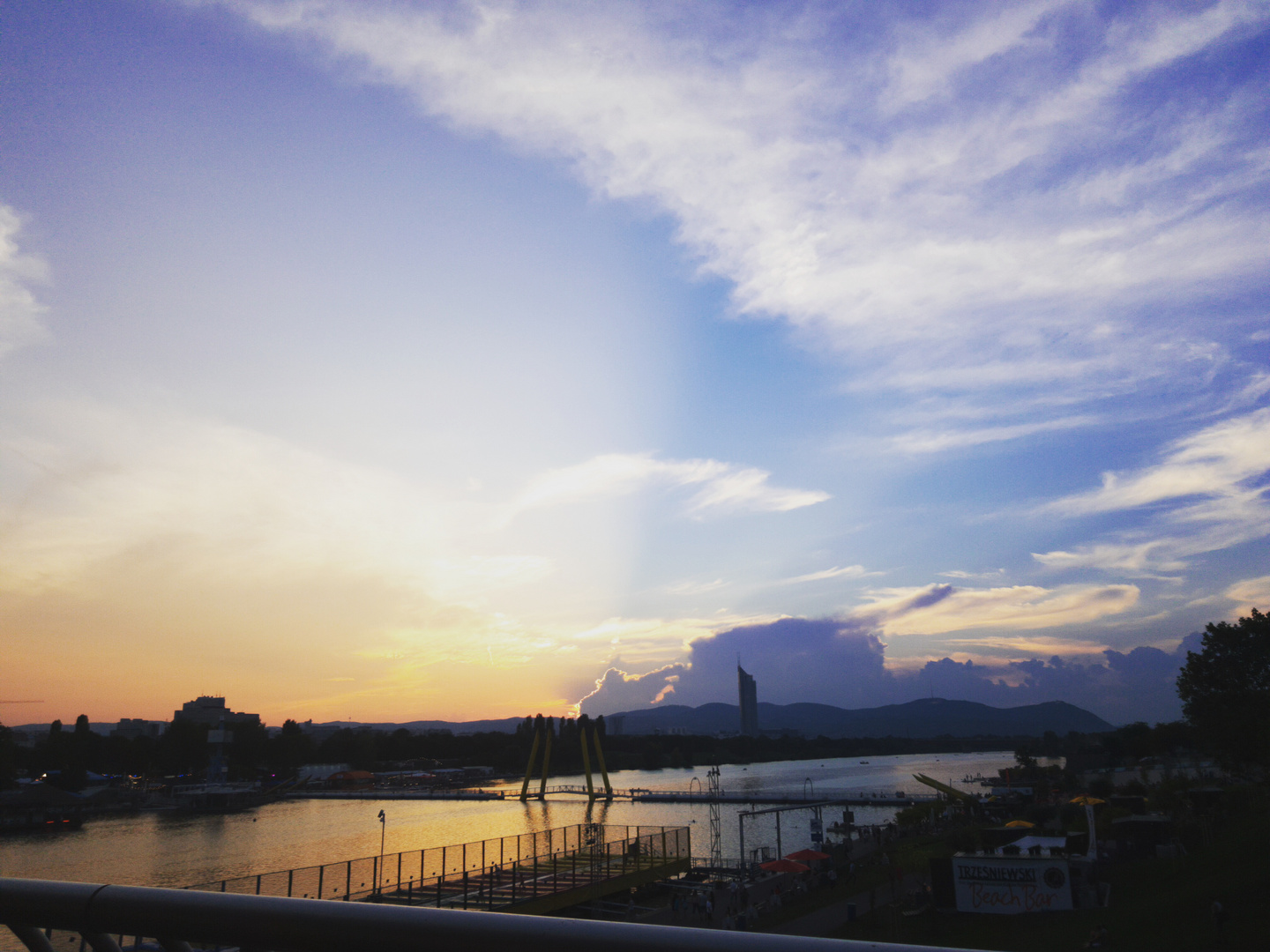 Wien Donau - Wolken wie Eisberge