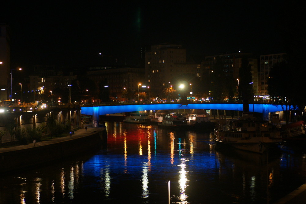 Wien - Donaukanal mit blauer Brücke