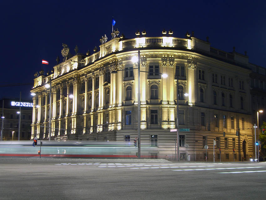 [Wien] Ein ULF vor nem netten Gebäude