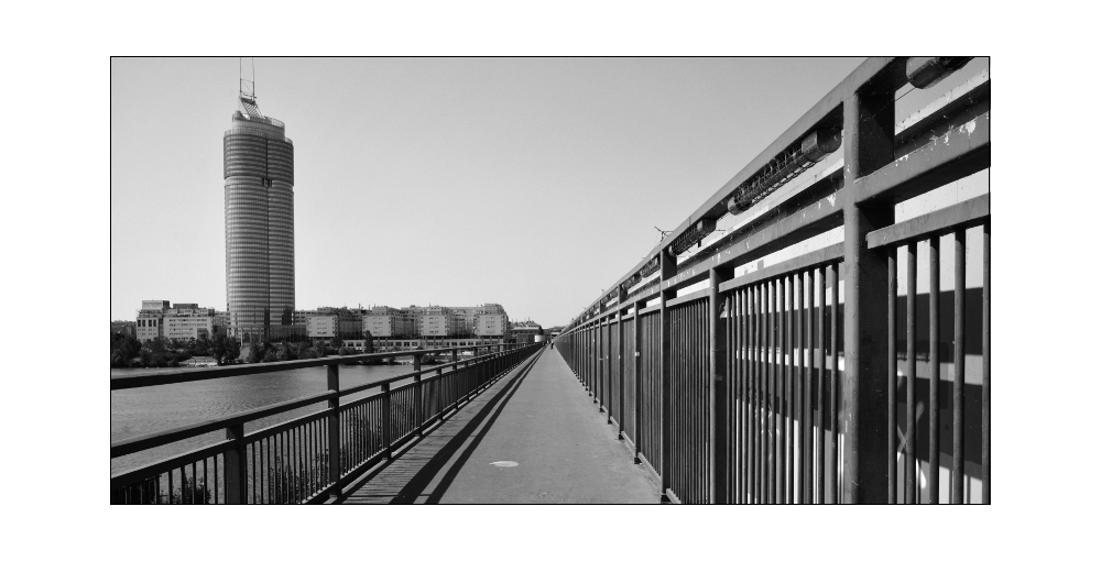 Wien, Floridsdorfer Brücke mit dem Milleniumstower im Hintergrund