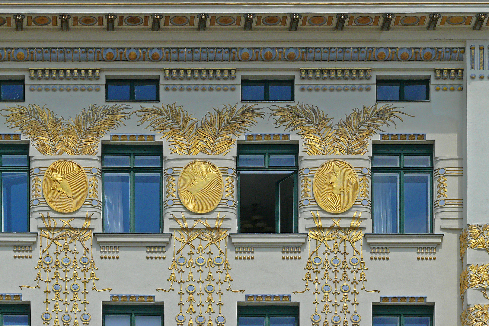 Wien - güldener Fassadenschmuck