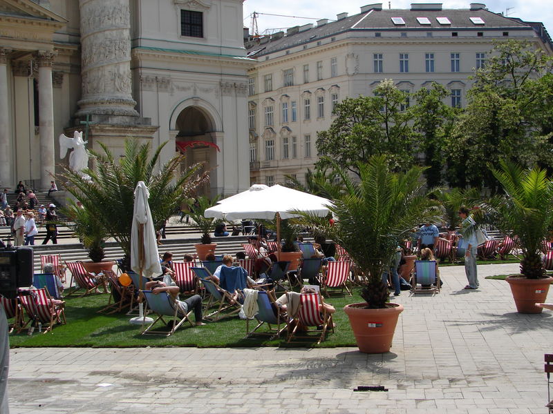 Wien ist anders - heute vor der Karlskirche