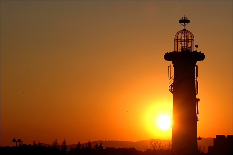 Wien: Leuchtturm bei Sonnenuntergang