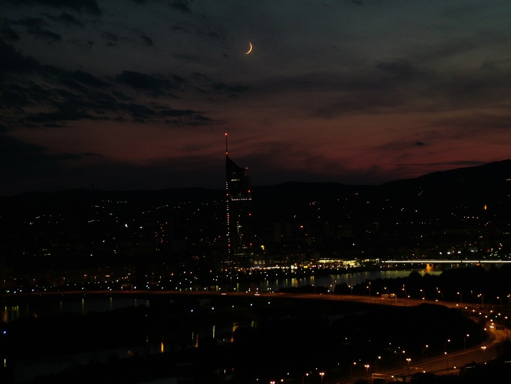 Wien Millenium Tower mit Mond und Brigittenauer Brücke