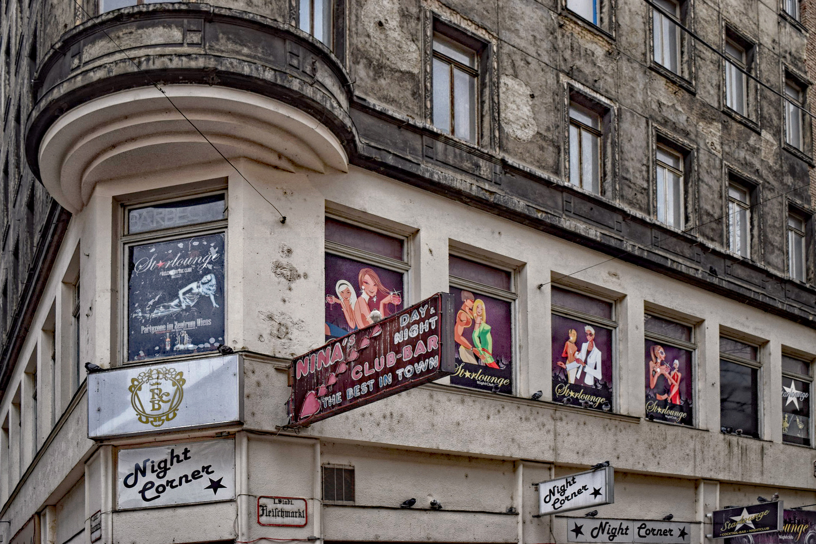 Wien Night Corner Rotlichtmilieu Foto & Bild spezial, fenster, marodes Bilder auf