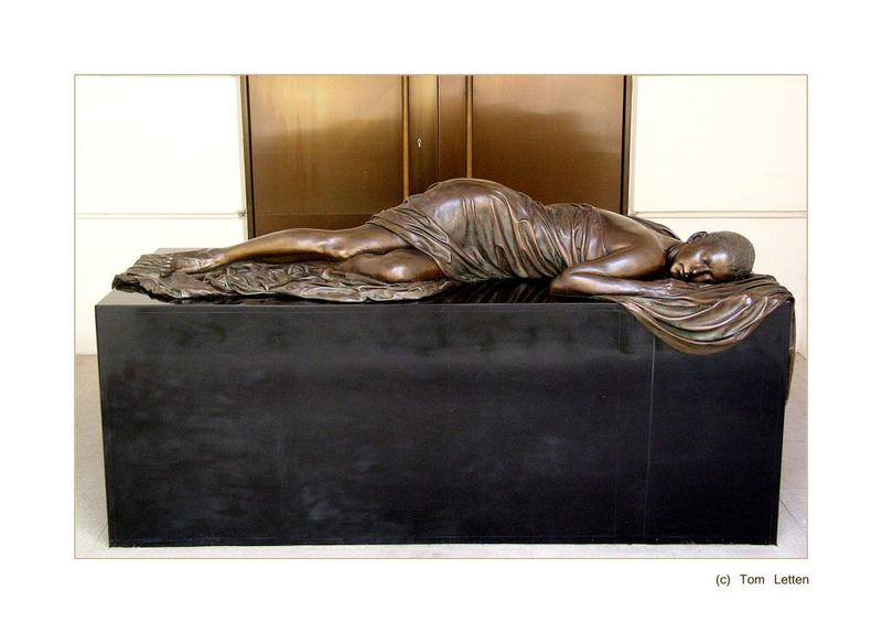 Wien - schlafendes Mädchen in Bronze