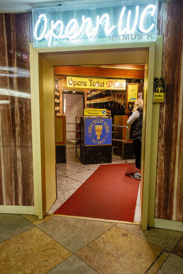 Wien; Toilette in der U-Bahnstation bei der Oper