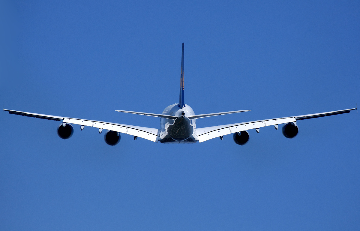 "Wien" von hinten - Der neueste Lufthansa A380 im Steigflug über Hamburg