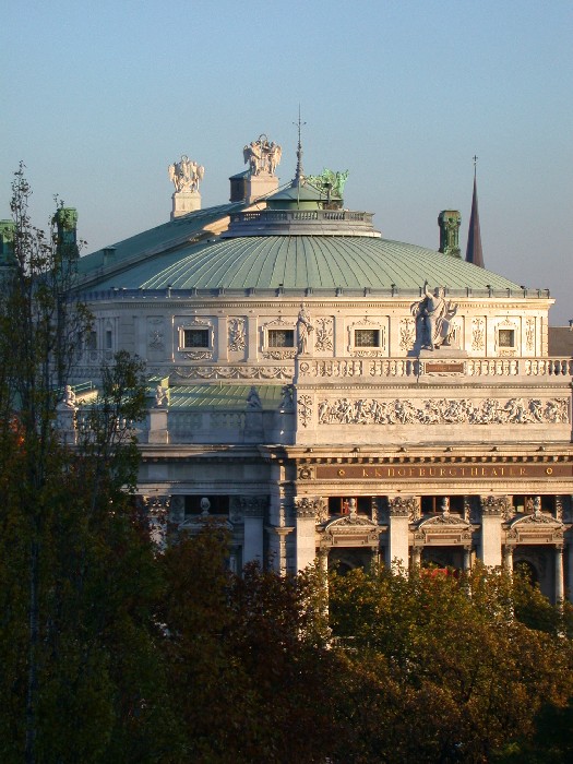 wiener burgtheater im abendlicht