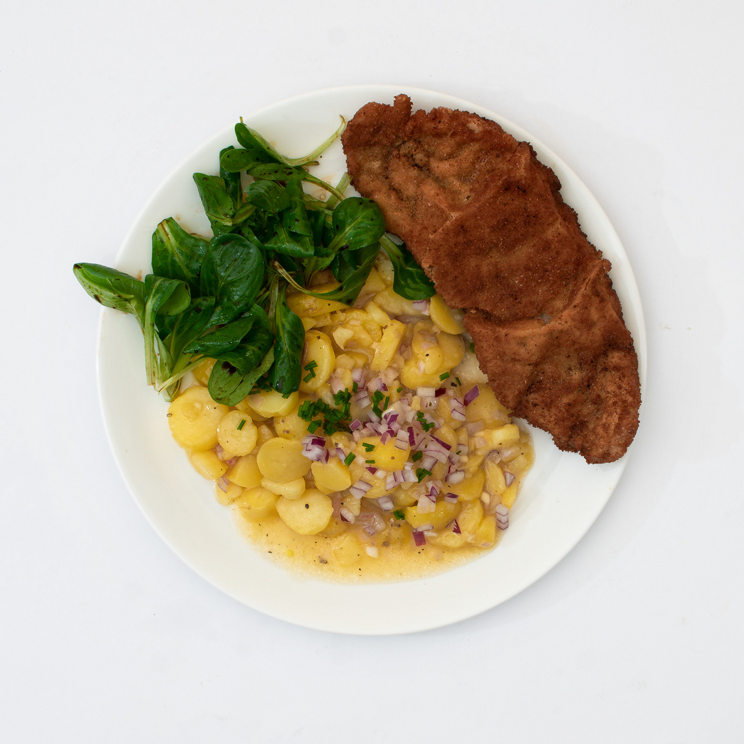 Wiener Erdäpfelsalat mit Wiener Schnitzel(Schwein),und Vogerlsalat.