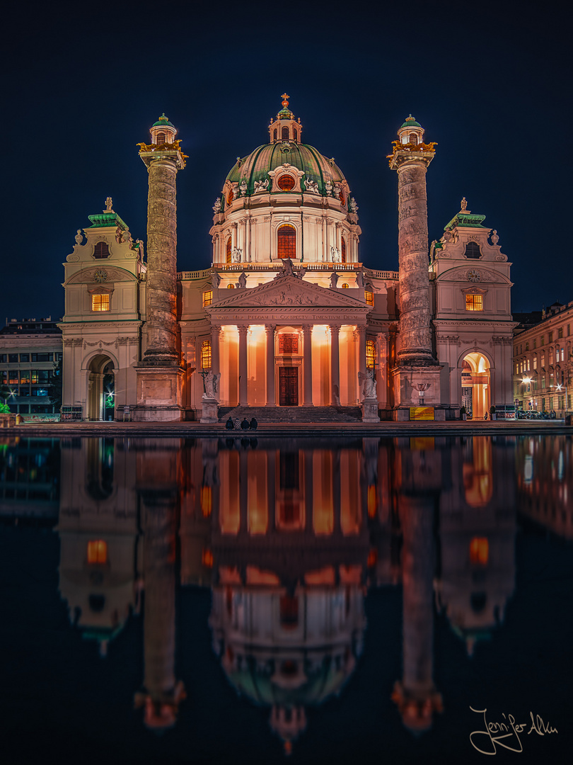 Wiener Karlskirche bei Nacht