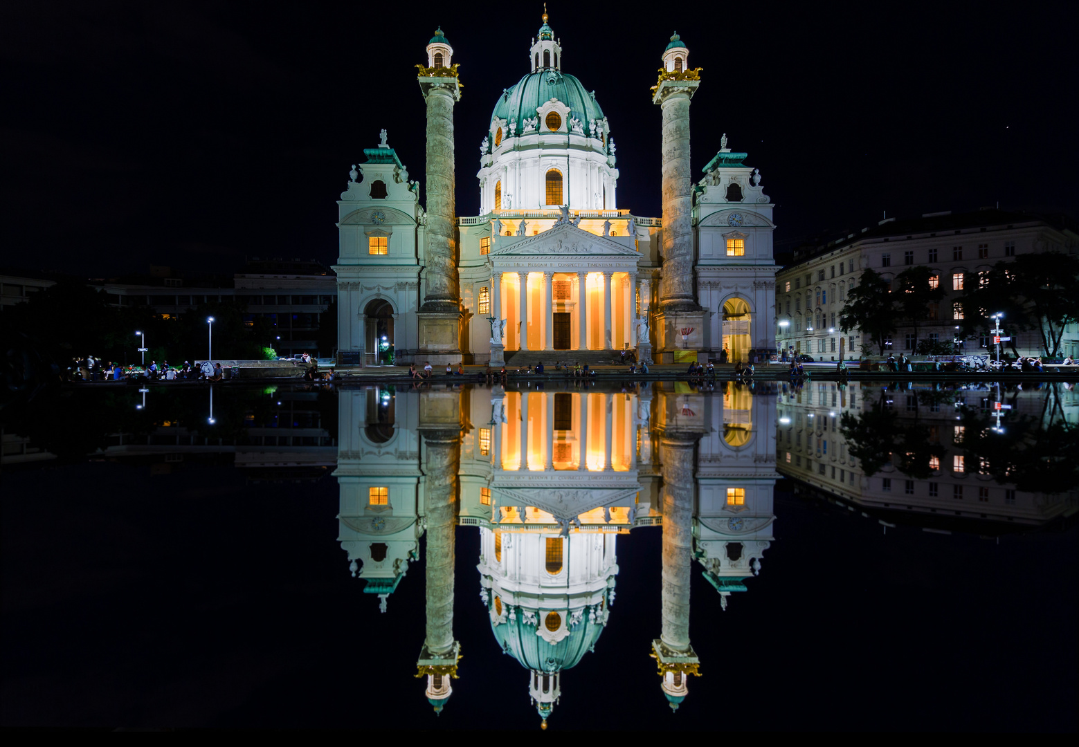 Wiener Karlskirche bei Nacht