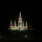 Wiener Rathaus bei Nacht