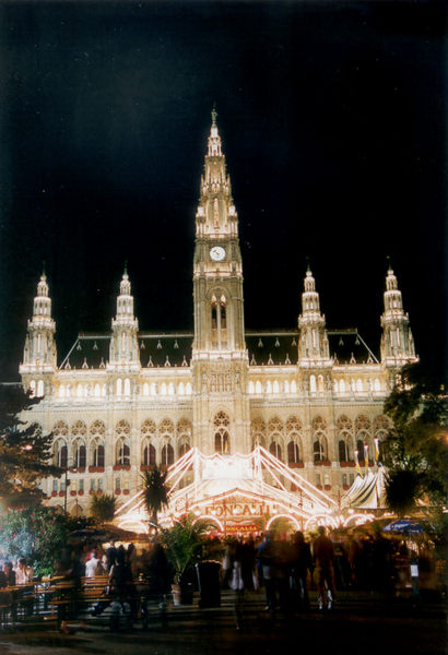 Wiener Rathaus bei Nacht mit Roncalli