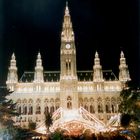 Wiener Rathaus bei Nacht mit Roncalli