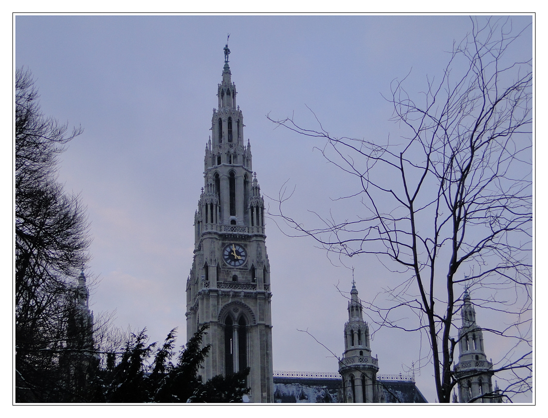 Wiener Rathaus in der Abenddämmerung