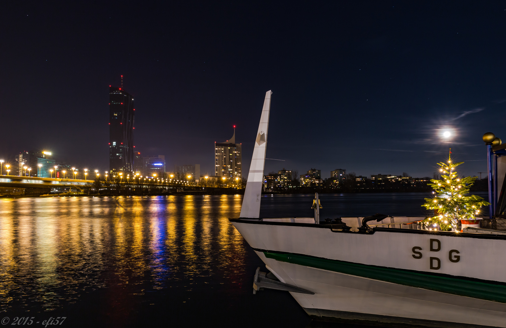 Wiener Reichsbrücke mit DDSG-Schiff