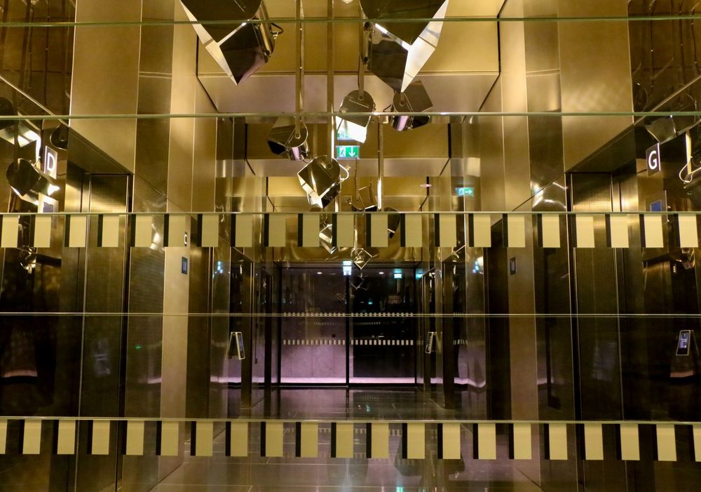 Wiener Spaziergänge  /  Aufzüge im DC Tower