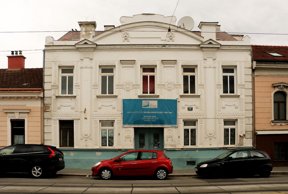 Wiener Spaziergänge  /  Der Partezettel hängt schon - Donaufelder Straße 217