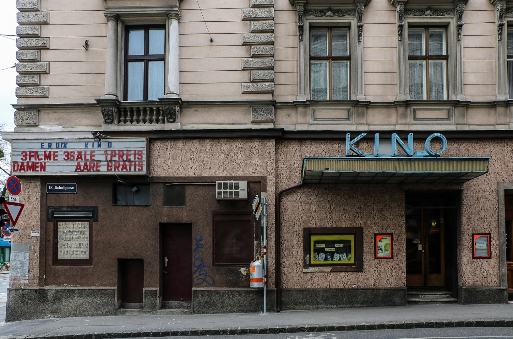 Wiener Spaziergänge  /   Internet als Totengräber