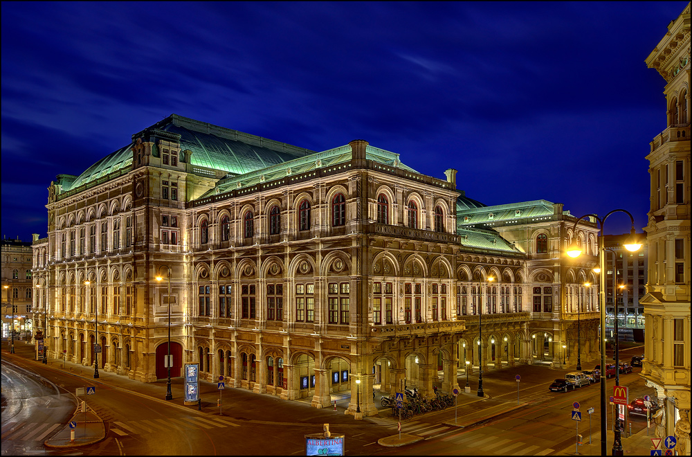 Wiener Staatsoper bei Nacht